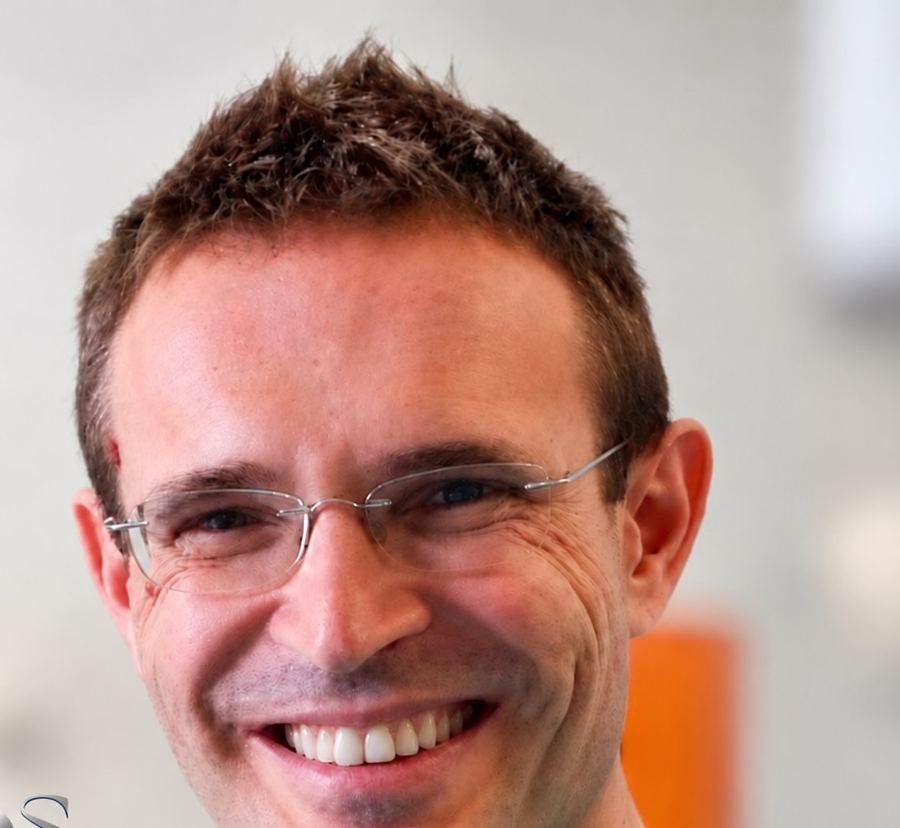 Ritratto sorridente del Dott. Carlo Della Santa, con gli occhiali